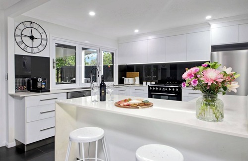 Yeppoon Casa | SeaBreeze On Todd - Beachfront Property With Pool