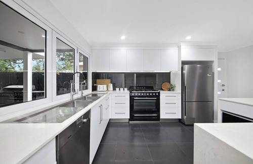 Yeppoon Casa | SeaBreeze On Todd - Beachfront Property With Pool