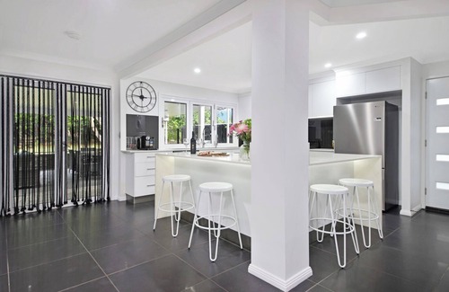 Yeppoon Casa | SeaBreeze On Todd - Beachfront Property With Pool