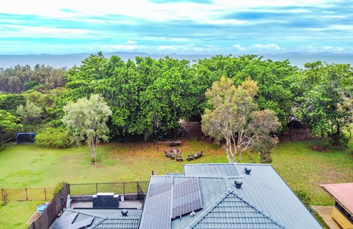 Yeppoon Casa | SeaBreeze On Todd - Beachfront Property With Pool