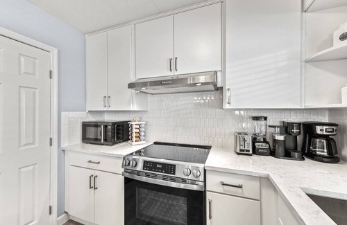 Saint Armands Key Casa | Seabreeze Serenity: Coastal Luxury Retreat with Pool & Spa Steps from Lido Beach & St. Armands