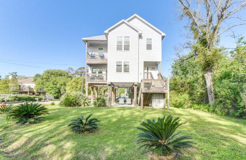 El Lago Casa | Seabrook Getaway with Balconies and Bay Views!