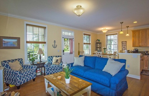 Seabrook Casa | Seabrook's Clamdigger Cottage: Dog Friendly, Hot Tub!