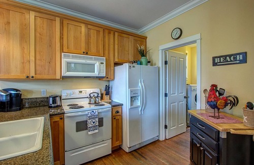 Seabrook Casa | Seabrook's Clamdigger Cottage: Dog Friendly, Hot Tub!