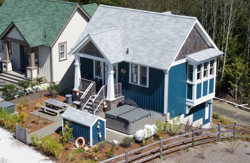 Seabrook Casa | Seabrook's Flotsam House, a cozy home with a private hot tub!