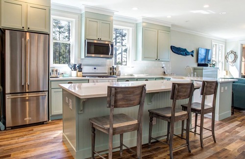 Seabrook Casa | Seabrook's Ocean Tails: Dog Friendly, Hot Tub!