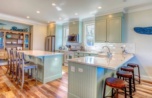 Seabrook Casa | Seabrook's Ocean Tails: Dog Friendly, Hot Tub!