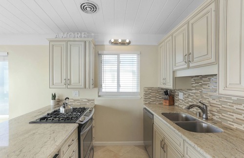Imperial Beach Condominio | Seacoast View | 2BR | Balcony | Beach Access | IB