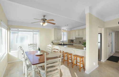 Imperial Beach Condominio | Seacoast View | 2BR | Balcony | Beach Access | IB