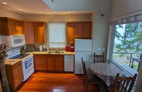 Powell River Cabaña | SeaDog Oceanfront Cottage with Private Hot Tub!