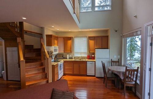 Powell River Cabaña | SeaDog Oceanfront Cottage with Private Hot Tub!