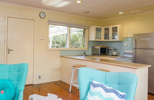 Sunderland Bay Cabaña | SeaFoam Cottage Phillip Island - 140 metres to beach, pets, wifi