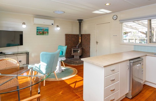 Sunderland Bay Cabaña | SeaFoam Cottage Phillip Island - 140 metres to beach, pets, wifi