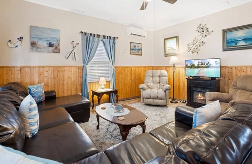 Cedar Key Casa | Seafoam Vacation Rental. Historic house near the water, coffee shop, restaurant