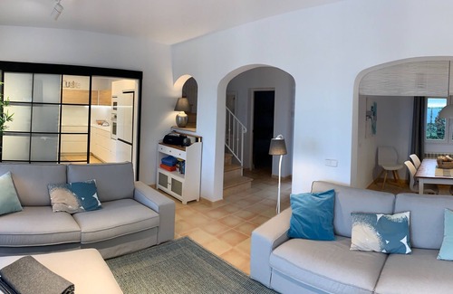 Urbanizacion S'Estanyol Casa | VILLA EN PRIMERA LÍNEA DEL MAR. SOLEADA Y ACOGEDORA