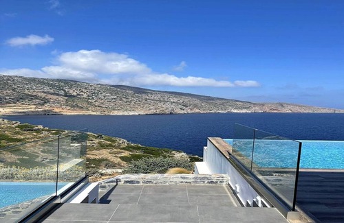 Agia Pelagia Villa | Seafront 5 bedroom villa with access to the beach
