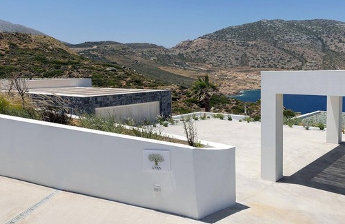 Agia Pelagia Villa | Seafront 5 bedroom villa with access to the beach