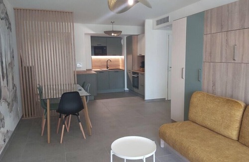Saint-Laurent-du-Var Apartamento | Seafront apartment with pool and comfort