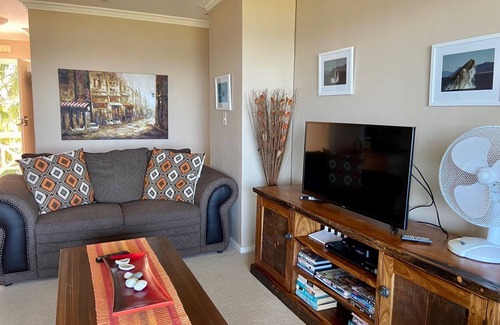 Hermanus City-Centre Apartamento | Seafront @ Marine Terrace - views of Walker Bay. Whales, waves and sunrise