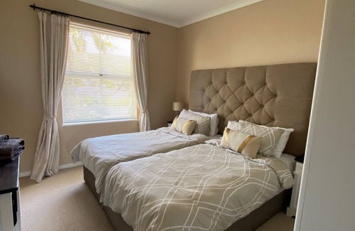 Hermanus City-Centre Apartamento | Seafront @ Marine Terrace - views of Walker Bay. Whales, waves and sunrise
