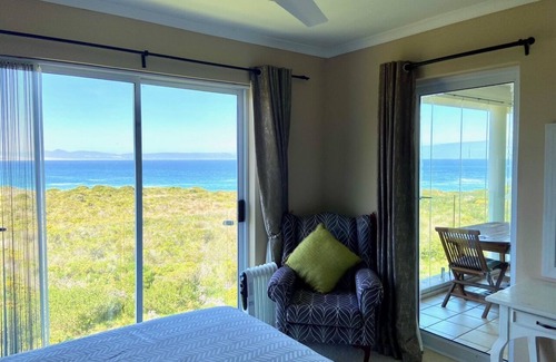 Hermanus City-Centre Apartamento | Seafront @ Marine Terrace - views of Walker Bay. Whales, waves and sunrise