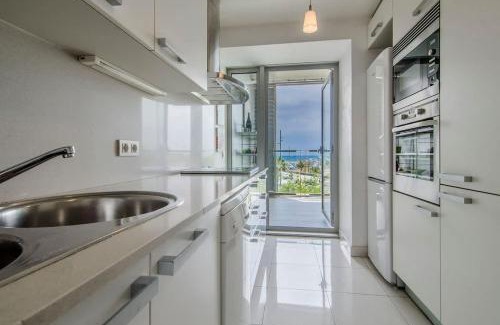 Diagonal Mar i el Front Maritim del Poblenou Casa | Seafront suite with terrace