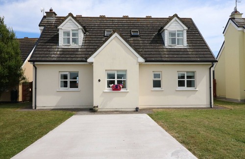Youghal Cabaña | SEAGAZE, pet friendly, with a garden in Youghal, County Cork