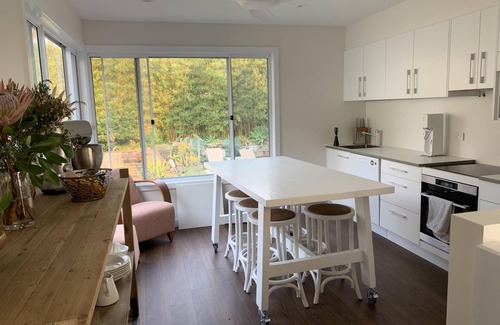 Freshwater Apartamento | Sealoc Beach Apartment - Escape to this exquisite two-bedroom house/apartment nestled amidst lush tropical gardens with views of Curl Curl Beach: