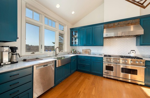 Harpswell Casa | SeaMeadow Cottage. Spacious, Deck, Bay Views and a 3 min walk to the Beach.
