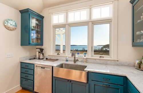 Harpswell Casa | SeaMeadow Cottage. Spacious, Deck, Bay Views and a 3 min walk to the Beach.