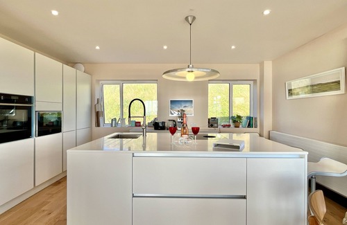 Seaford Cabaña | Seaphare Beach House by inspirestays-com - a cottage that sleeps 8 guests in 4 bedrooms