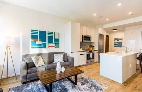 Seaport District Apartamento | Seaport Apt with City Views and Pool