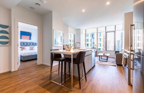 Seaport District Apartamento | Seaport Apt with City Views and Pool