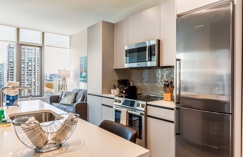 Seaport District Apartamento | Seaport Apt with City Views and Pool