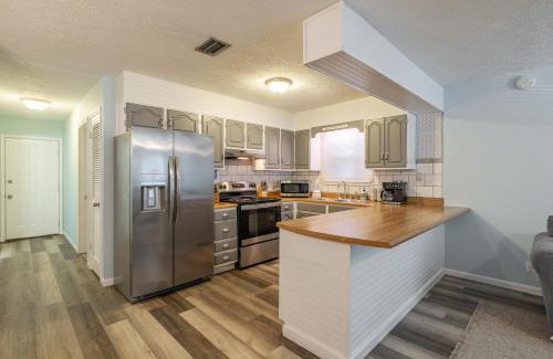 Bahama Beach Casa | Seas The Day, Pet Friendly Walk to beach!
