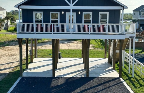 Caplen Casa | "Seas the Day" - Large Living Area, Family Friendly, Walk to Beach, Pool Access