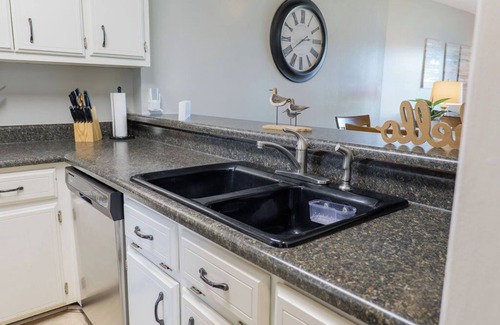 Lake Park Condominio | Seas The Day with this cozy 2-bedroom lakefront condo.