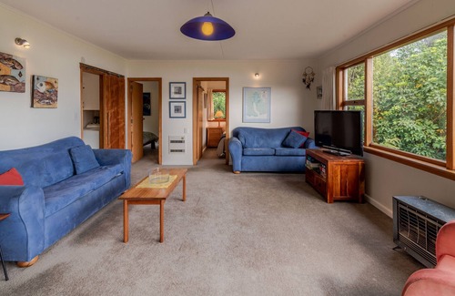 Akaroa Casa | SEASCAPE AND SERENITY - AKAROA BACH, pet friendly in Akaroa