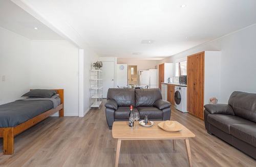Whangamata Cabaña | Seascape Beachfront C - Whangamata Holiday Unit