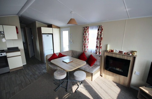 Mudeford Casa | Seascape: una caravana de arenales con capacidad para 4 personas en 2 habitaciones