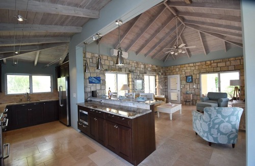 Willikies Villa | Villa 'Seascapes' 200º con vista al mar, a pasos de la playa de Long Bay