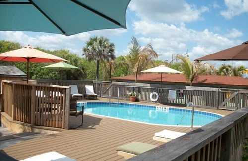 Melbourne Beach Condominio | Seashell Suites Resort-Oceanfront Lujo informal y privacidad.