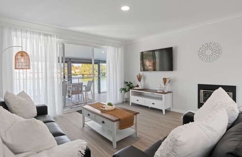 South Yunderup Casa | Seashells Lake House, with Sensational Hot Tub
