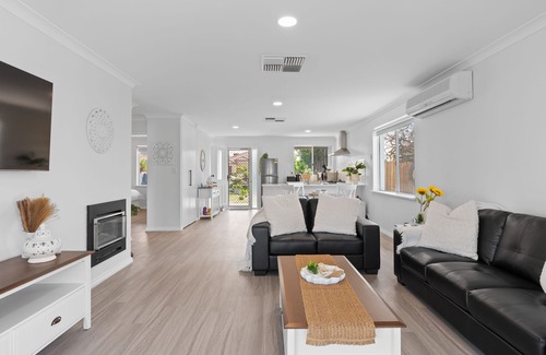 South Yunderup Casa | Seashells Lake House, with Sensational Hot Tub