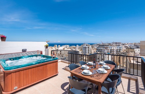 Bugibba Apartamento | Seashells Penthouse Hot Tub Seaview by Getaways Malta