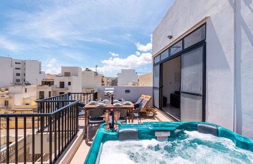 Bugibba Apartamento | Seashells Penthouse Hot Tub Seaview by Getaways Malta