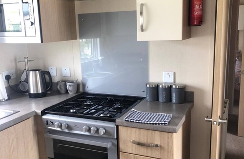 Prestatyn Cabina | Seaside 2-Bed Caravan Retreat - Sleeps 6 & Parking