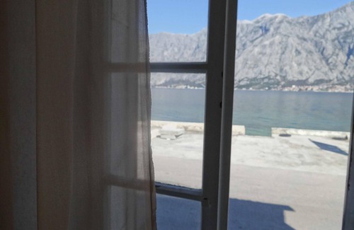 Prcanj Apartamento | Apartamento de 2 dormitorios junto al mar, con terraza frente al mar, a 5 metros del mar