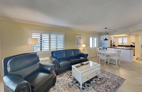 Mid Island Condominio | Seaside 210 | Renovated Beachfront Corner Condo w/ Gulf Views + Pool Access