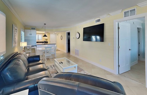 Mid Island Condominio | Seaside 210 | Renovated Beachfront Corner Condo w/ Gulf Views + Pool Access